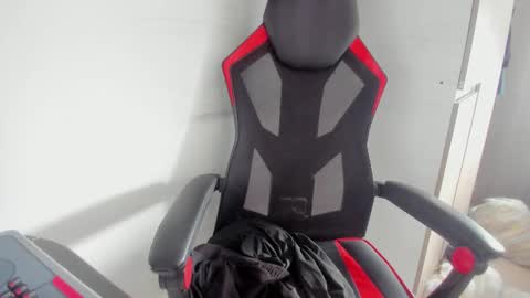 Snapshot of onewhiteboichub chatting on February 8, 2:20 pm Andres INDEPENDENT MODEL online show from February 8, 2:20 pm