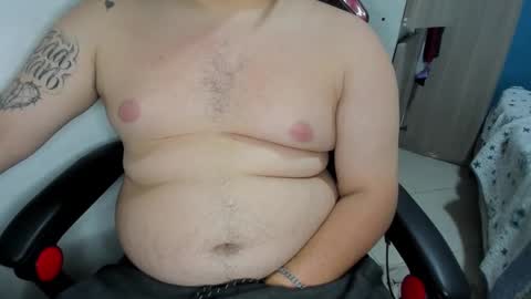 Snapshot of onewhiteboichub chatting on February 22, 3:29 am Andres INDEPENDENT MODEL online show from February 22, 3:29 am