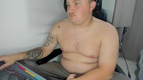 Snapshot of onewhiteboichub chatting on March 6, 2:46 pm Andres INDEPENDENT MODEL online show from March 6, 2:46 pm