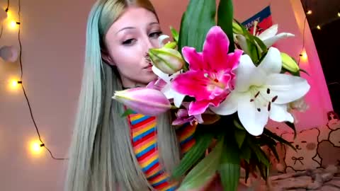 Iva online show from April 18, 7:58 pm