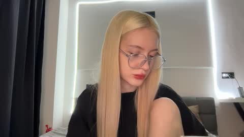 Snapshot of opiunarium chatting on November 13, 2:54 am Bella and John online show from November 13, 2:54 am