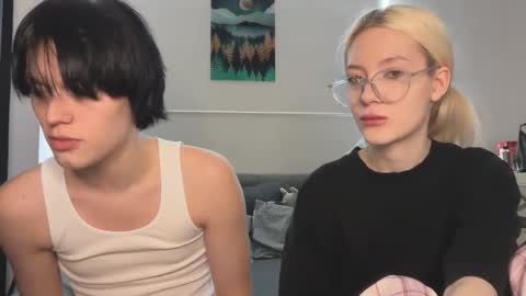 Snapshot of opiunarium chatting on December 1, 12:04 am Bella and John online show from December 1, 12:04 am