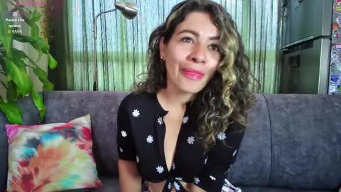 Snapshot of oriana_thomson2 chatting on May 8, 3:50 pm Oriana online show from May 8, 3:50 pm