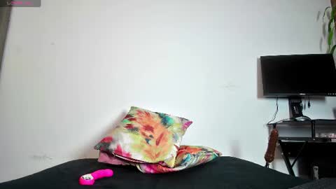 Snapshot of oriana_thomson2 chatting on July 14, 2:05 am Oriana online show from July 14, 2:05 am