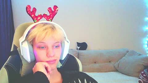 Snapshot of ostin_meoww chatting on December 11, 1:17 pm Ostin online show from December 11, 1:17 pm