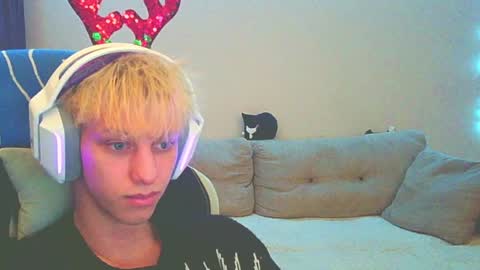 Snapshot of ostin_meoww chatting on December 13, 1:12 pm Ostin online show from December 13, 1:12 pm