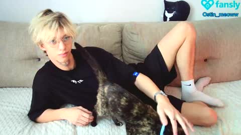 Snapshot of ostin_meoww chatting on February 25, 8:14 am Ostin online show from February 25, 8:14 am