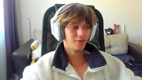 Snapshot of ostin_meoww chatting on September 11, 2:44 am Ostin online show from September 11, 2:44 am