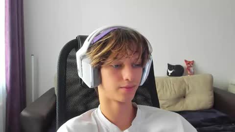 Snapshot of ostin_meoww chatting on October 10, 8:46 am Ostin online show from October 10, 8:46 am