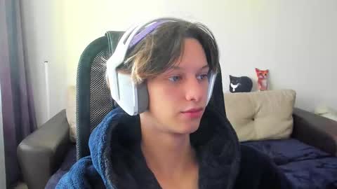 Snapshot of ostin_meoww chatting on October 17, 9:12 am Ostin online show from October 17, 9:12 am