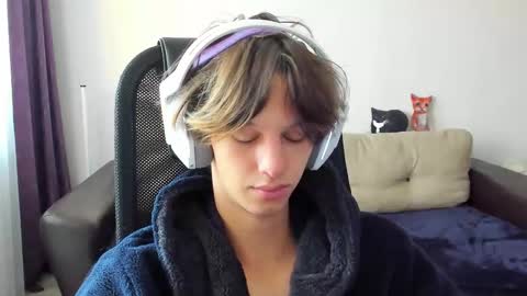 Snapshot of ostin_meoww chatting on October 19, 8:37 am Ostin online show from October 19, 8:37 am