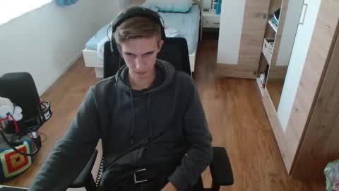 OverkneeBabe online show from October 25, 11:29 am