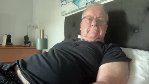 Snapshot of ozhairybearxxxx chatting on December 11, 7:25 pm ozhairybearxxxx online show from December 11, 7:25 pm