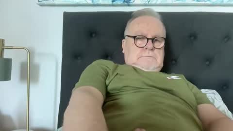 Snapshot of ozhairybearxxxx chatting on November 4, 11:15 pm ozhairybearxxxx online show from November 4, 11:15 pm