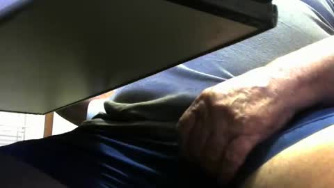 Snapshot of ozzienuts21153 chatting on February 24, 8:45 am ozzienuts21153 online show from February 24, 8:45 am