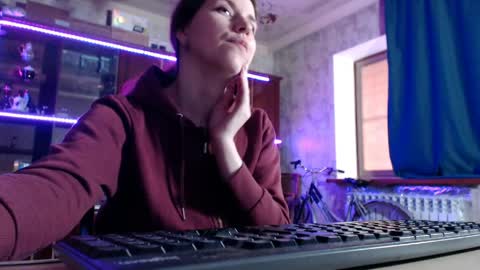 Ella online show from May 21, 8:43 am