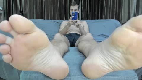 Snapshot of pablo_feet chatting on November 18, 3:45 am Paolo 187 84 online show from November 18, 3:45 am