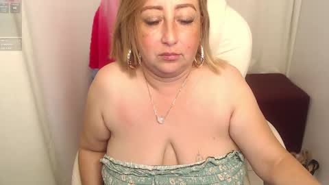 Snapshot of paiper_halliwey_ chatting on February 10, 8:31 pm paiper online show from February 10, 8:31 pm