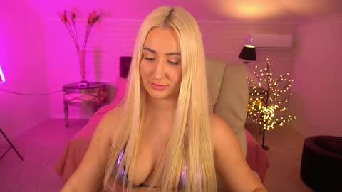 Lia online show from April 3, 1:53 pm