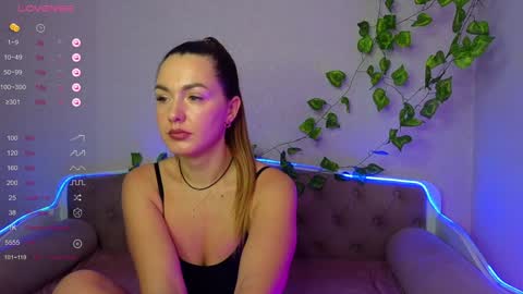Snapshot of paradisepleasure_ chatting on December 4, 7:06 am Allie  Alex Thumbs up if you like us online show from December 4, 7:06 am