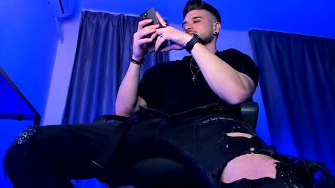 Snapshot of paris_lock chatting on January 18, 1:30 am Paris online show from January 18, 1:30 am