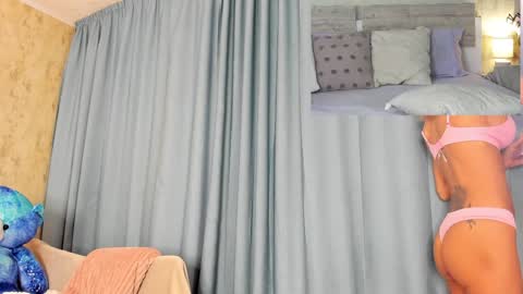 Snapshot of paris_x_hilton chatting on December 14, 5:07 am Paris online show from December 14, 5:07 am