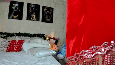 Snapshot of paris_x_hilton chatting on December 24, 5:05 am Paris online show from December 24, 5:05 am