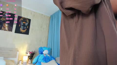 Snapshot of paris_x_hilton chatting on February 7, 5:10 am Paris online show from February 7, 5:10 am