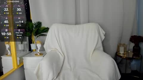 Snapshot of paris_x_hilton chatting on February 7, 5:33 am Paris online show from February 7, 5:33 am