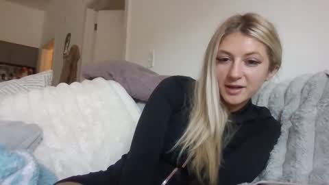 parisbaby2000 online show from September 12, 5:24 pm