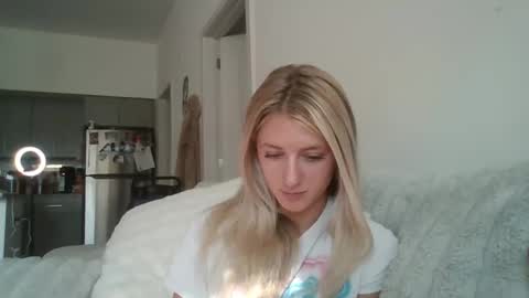 parisbaby2000 online show from October 6, 2:25 pm