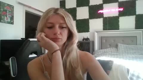 parisbaby2000 online show from March 10, 2:22 pm