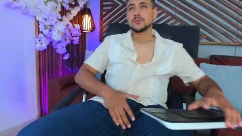 Snapshot of paul_rivera chatting on May 21, 9:44 pm Paul Rivera online show from May 21, 9:44 pm