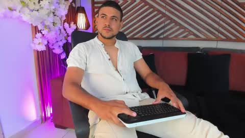 Snapshot of paul_rivera chatting on June 2, 11:18 pm Paul Rivera online show from June 2, 11:18 pm