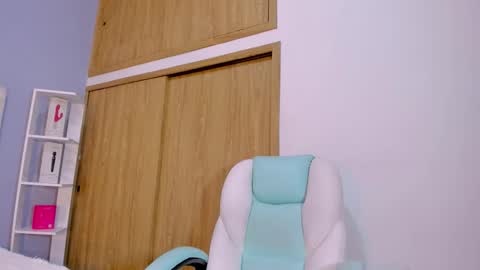 Pau online show from December 1, 7:19 pm