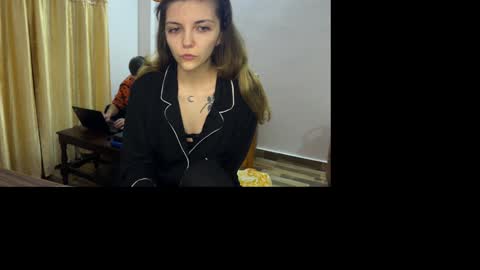 Snapshot of paulettegoddard chatting on December 12, 5:48 pm Isla Chase online show from December 12, 5:48 pm