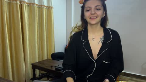Snapshot of paulettegoddard chatting on December 12, 8:53 pm Isla Chase online show from December 12, 8:53 pm