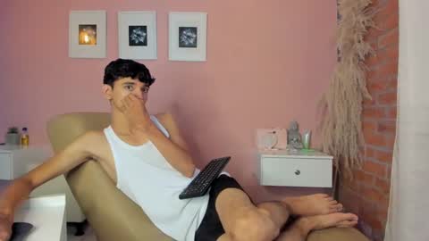 peach tyron online show from December 28, 7:33 pm