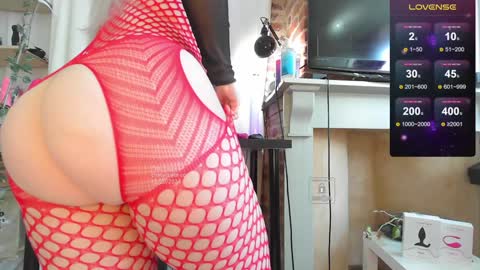 Snapshot of peachyym chatting on December 20, 11:21 am Help me to reach 200 thumbs up online show from December 20, 11:21 am