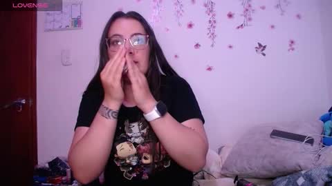 Snapshot of pearl_3 chatting on March 6, 5:04 am Pearl online show from March 6, 5:04 am