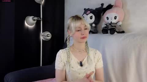 Snapshot of peek_in_my_window chatting on September 18, 1:40 am tony online show from September 18, 1:40 am