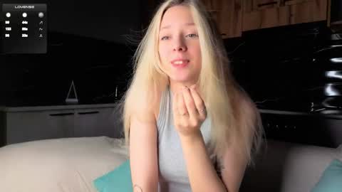 Snapshot of peek_in_my_window chatting on December 16, 1:10 am tony online show from December 16, 1:10 am