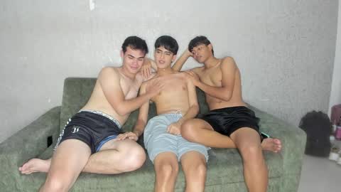 Snapshot of pelusos_mens chatting on May 5, 7:44 pm CAIN-19 ALLEN-18 RONALD-18 AUSTIN-18 MOD DANTE online show from May 5, 7:44 pm