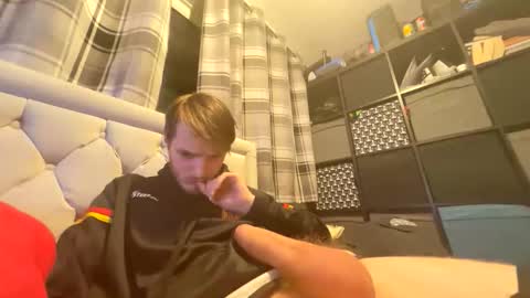 Snapshot of penguin666778 chatting on February 19, 10:17 pm Penguin online show from February 19, 10:17 pm