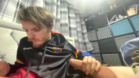 Snapshot of penguin666778 chatting on March 2, 12:46 am Penguin online show from March 2, 12:46 am