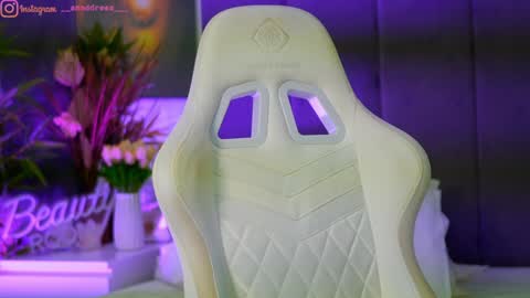 Dee online show from November 14, 3:55 pm