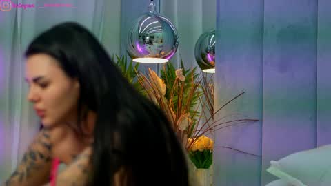 Dee online show from April 8, 9:04 pm