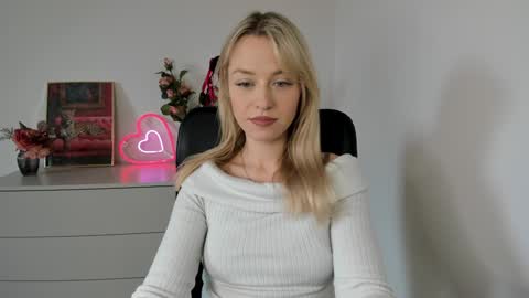 Snapshot of perfectxcindy chatting on December 6, 10:16 am Cindy online show from December 6, 10:16 am