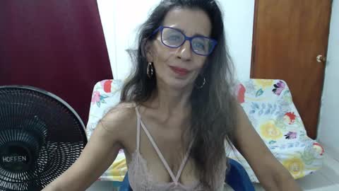 Snapshot of pervert_milf4uu_4 chatting on February 22, 3:45 am luz  online show from February 22, 3:45 am
