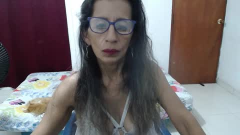Snapshot of pervert_milf4uu_4 chatting on October 5, 4:55 am luz  online show from October 5, 4:55 am